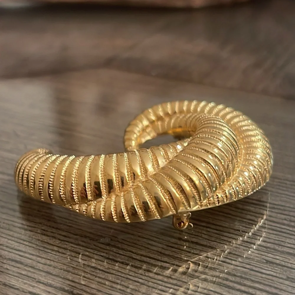 Vintage Monet Gold-tone Ribbed Swirl Brooch - Pin